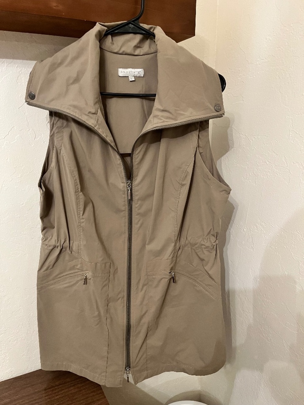 NWOT ANATOMIE Delaney travel vest. Never worn. Tan.